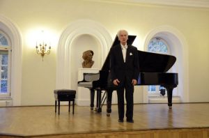 Juliusz Adamowski begins the concert of participants in the Chopin’s House in Duszniki-Zdroj 21.08.2016 r. Ph. Tomasz Orlow.